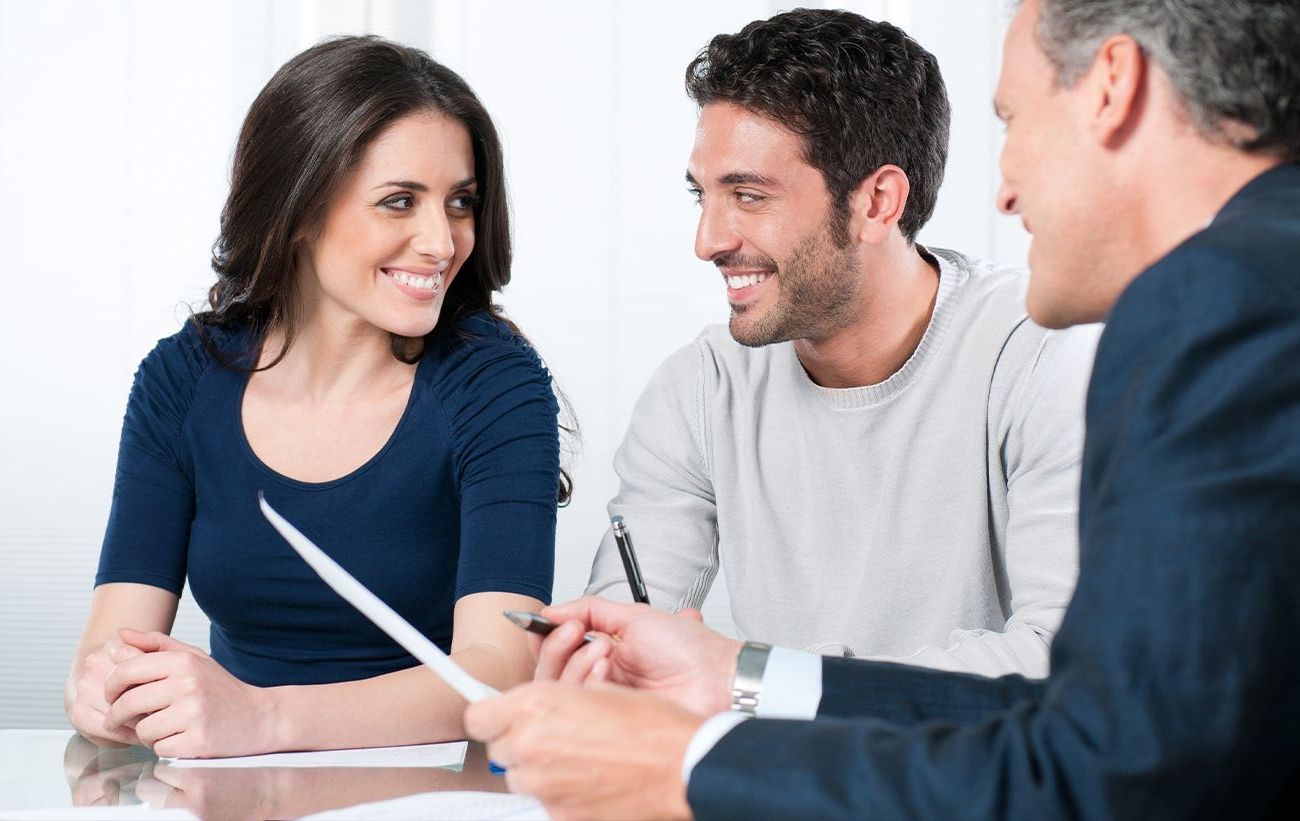 Ein Paar sitzt beim Anwalt und geht die wichtigen Punkte zusammen durch