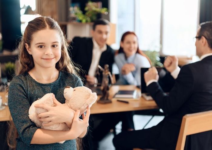 Ein Kind mit einem Stoffbären